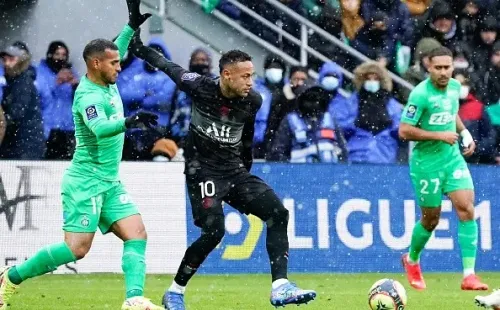 Neymar en el partido entre PSG y Saint-Étienne: el brasileño salió lesionado. (Foto: Agencia UNO)