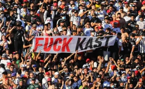 Este lienzo también fue denunciado por Piero Maza. No es primera vez en el año que los árbitros acusan a los hinchas de Colo Colo por pancartas políticas. Foto: Agencia Uno