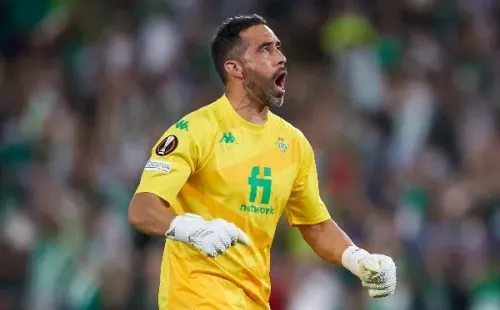 Claudio Bravo es baja para Real Betis por los próximos partidos. (Foto: Getty Images)