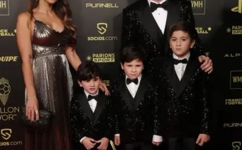 Messi llegó con su esposa Antonella y sus tres hijos para recibir el Balón de Oro.