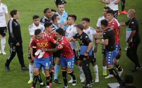 Víctor Méndez tuvo que ser separado por su compañeros ante la indignación de los jugadores de Colo Colo. Foto: Agencia Uno.