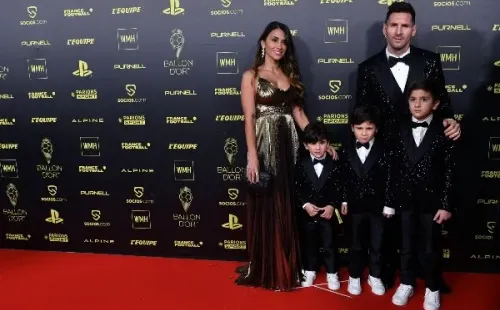 Messi no aguantó que quisieran excluir a su esposa de la foto oficial.
