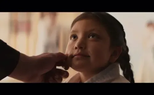 En el tercer capítulo, solo podemos ver la mano del personaje.