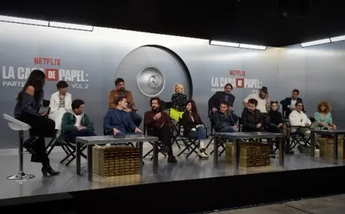 El equipo de La Casa de Papel en medio de la conferencia de prensa, en la previa al estreno de los capítulos finales.