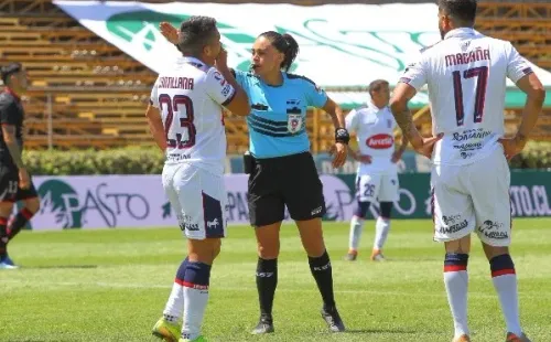 María Belén Carvajal será la primera mujer en dirigir un partido de Primera División masculina en el fútbol chileno. Foto: Agencia Uno