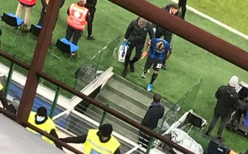 Arturo Vidal se retiró con evidentes molestias hacia el camarín. (Foto: @tancredipalmeri)