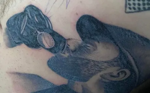 Ben Brereton le firmó el tatuaje en el cuerpo, el que será el próximo trabajo que se realizará el hincha
