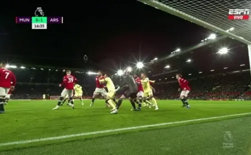 Se pudo apreciar claramente que a De Gea lo pisa Fred. (Foto: Captura Espn)