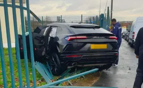 Así quedó el lujoso Lamborghini Urus V8 del futbolista de Aston Villa Kortney Hause tras chocar contra un jardín infantil. (Foto: captura)