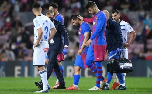 Sergio Agüero tuvo que abandonar el partido entre Barcelona y Alavés tras sufrir fuertes dolores en su pecho que lo mantienen alejado de las canchas. (Foto: Getty)