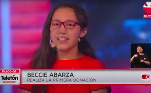 Teletón 2021: Beccié Abarza entregando la primera donación de la campaña solidaria.
