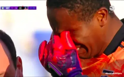 Carabalí abandona la cancha entre lágrimas tras ser expulsado en la última fecha del Campeonato Nacional. (Foto: captura)