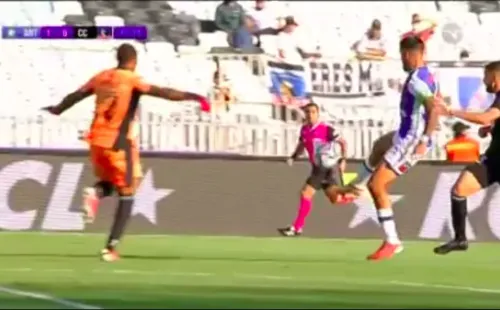 Omar Carabalí le entra con todo a Tobías Figueroa y se va expulsado. (Foto: Captura)