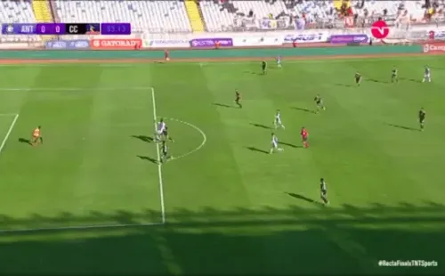 Penal de Colo Colo y gol de Antofagasta: suma para el título de la UC. (Fotos: capturas TNT Sports)