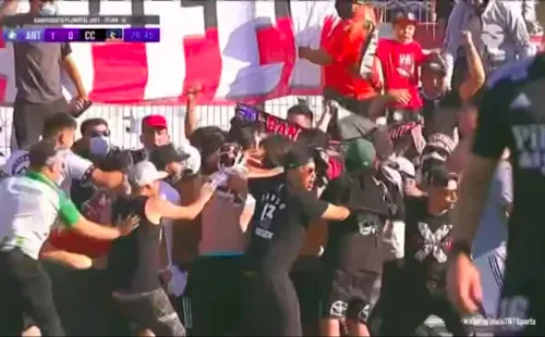 Invasión al campo en gol de Colo Colo que estaba anulado.