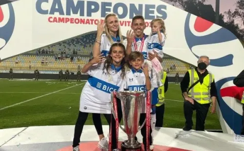 El Enano celebró con toda su familia una nueva conquista con la camiseta cruzada.