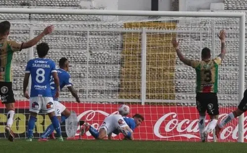 El Mago Jiménez celebrara su golazo, pero no contaba con la volada… de Clamente Montes. (Foto: Agencia UNO)