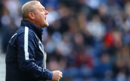 Frankie McAvoy fue despedido de la banca del Preston North End tras sufrir al goleador Ben Brereton Díaz. Foto: Getty Images
