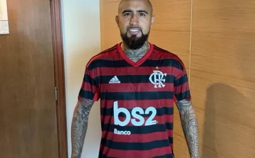 Arturo Vidal posa con camiseta de Flamengo