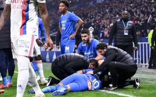 Dimitri Payet recibió botellazo de un hincha del Lyon, que terminó arrestado y sin poder entrar a un estadio por cinco años