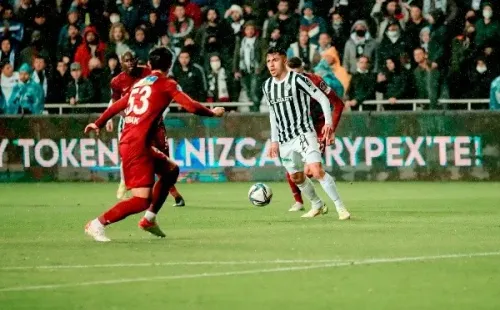 César Pinares se despachó con un verdadero golazo de media distancia para el primer tanto del partido entre Altay ante Hatayspor