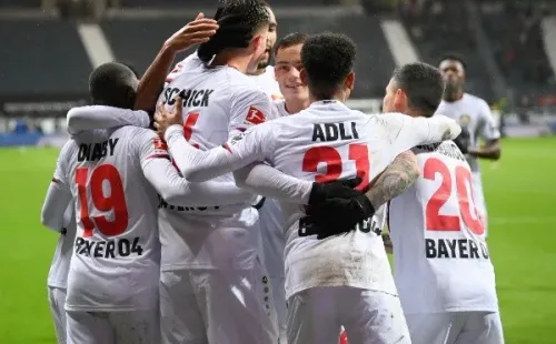 Charles Aránguiz festejó junto a sus compañeros el 0-2 para el Leverkusen, y seguramente nadie imaginó la goleada que metería el Frankfurt para remontar. (Foto: Getty)