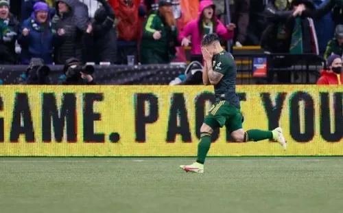 Felipe Mora festeja su épico golazo en la final de la MLS.