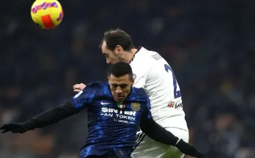 Alexis peleó con la defensa de Cagliari todo el partido