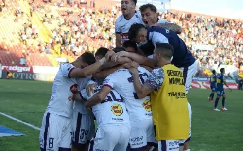 Deportes Melipilla se salvó del descenso en la cancha, pero podría caer por el escritorio tras denuncia de la U. Esto generó la salida de varios jugadores. Foto: Agencia Uno