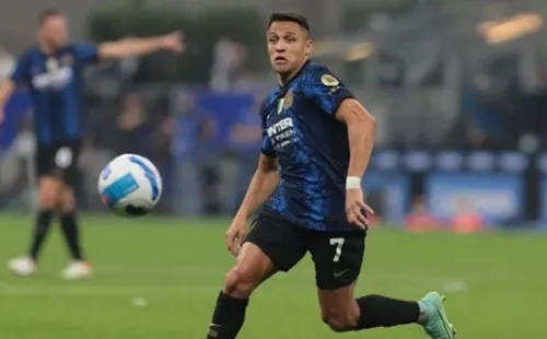 MILAN, ITALY - SEPTEMBER 25: Alexis Sanchez of FC Internazionale in action during the Serie A match between FC Internazionale and Atalanta BC at Stadio Giuseppe Meazza on September 25, 2021 in Milan, Italy. (Photo by Emilio Andreoli - Inter/Inter via Getty Images)