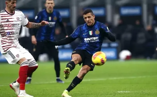 Alexis marcó un golazo de volea ante Cagliari. Foto: Getty