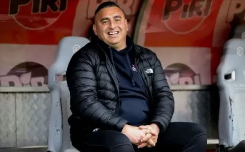 El técnico de Ñublense trataba de disimular los dolores que tenía en la cadera