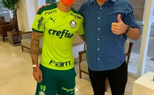 Valber está a detalles de estampar su firma en el Verdao.