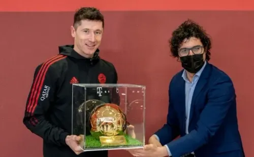 El polaco de 33 años se quedó con el Golden Player 2021, trofeo que también tiene forma de balón de oro.