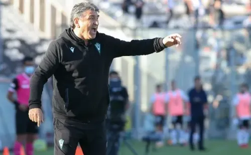 Emiliano Astorga lo intentó pero no pudo salvar a Santiago Wanderers del descenso y una vez que se concretó la caída del club a la B fue despedido con polémica. Y ahora suena en la banca de Cobreloa. (Foto: Agencia UNO)