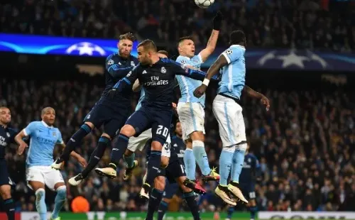 Agüero y Ramos disputan un balón en la semifinal de la Champions League 2016 entre el Manchester City y el Real Madrid en el Etihad Stadium. (Foto: Getty)