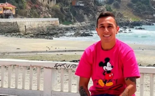 Fabián Orellana disfrutando de sus vacaciones en las costas de nuestro país. (Foto: Captura)