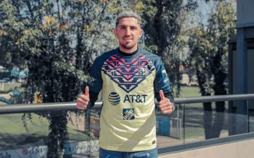 Valdés posa con su nueva camiseta. Foto: Twitter América.