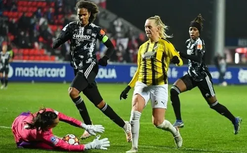 Tiane Endler en la victoria del Olympique Lionnais frente al Hacken en Champions Femenina.