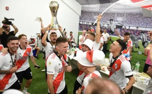 Paulo Díaz festeja eufórico con la copa en la mano. Foto: Twitter.
