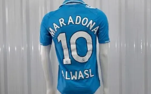 Por esta camiseta de Maradona se pagaron 1.500 dólares.