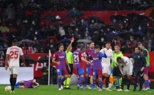 Sevilla se quedó con uno menos contra Barcelona por la tonta expulsión de Jules Koundé tras la agresión a Jodi Alba: pelotazo a la cara. (Foto: Getty Images)