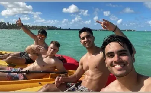 Bruno en compañía de los hijos de Gustavo Quinteros en Miami