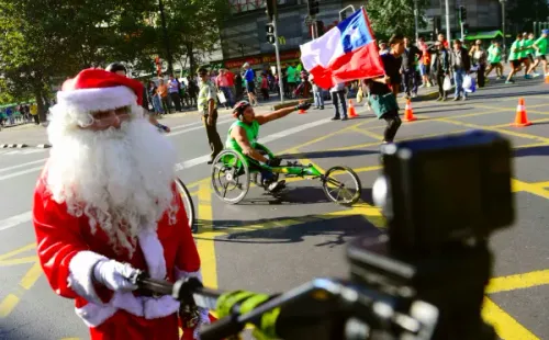 El Viejo Pascuero ha recibido pedidos especiales desde la familia del fútbol chileno. Foto: Agencia Uno