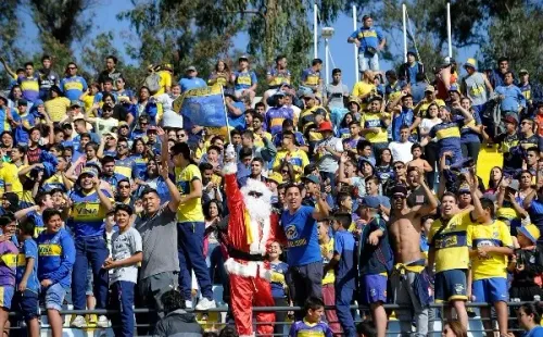 El Viejito Pascuero escucha los pedidos de la familia del fútbol chileno con atención. Foto: Agencia Uno