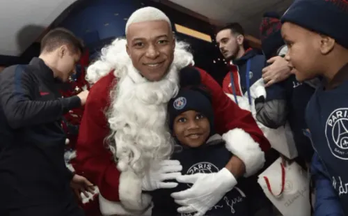Kylian Mbappé participó de Viejito Pascuero en una fiesta del PSG junto a varios pequeños hinchas (Getty Images)