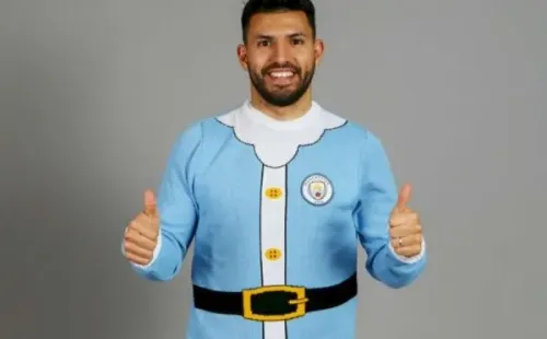 El Kun Agüero no quiso llevar los colores del archirrival así que fue un Viejo Pascuero celeste y blanco (Manchester City)