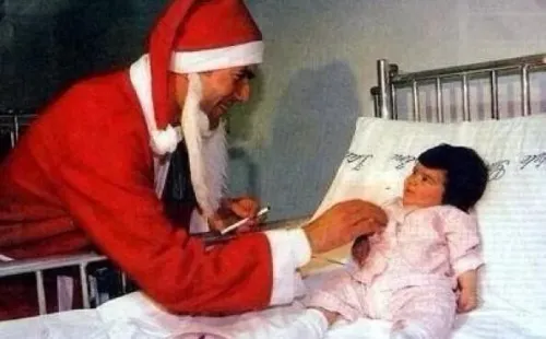 Zinedine Zidane demostró toda su categoría al sorprender a los niños internados en un hospital vestido de Viejito Pascuero (El País)