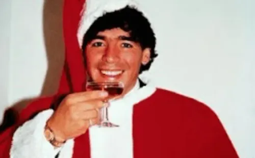 Diego Maradona cuando tenía Italia a sus pies se vistió de Viejito Pascuero (Archivo)
