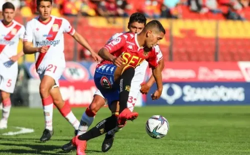 El ex delantero de Peñarol de Uruguay ha brillado con la camiseta de Unión Española y es pretendido por la U para tapar la salida de Larrivey. (Foto: Agencia UNO)